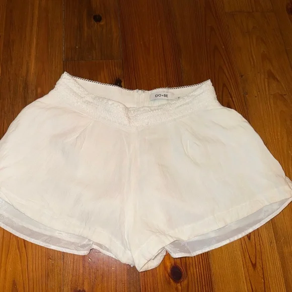 DO+BE White Women’s Shorts - Picture 1 of 3